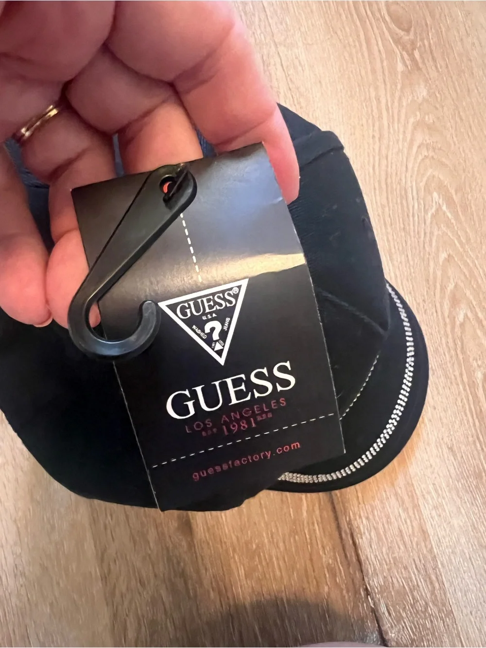 Guess classic black